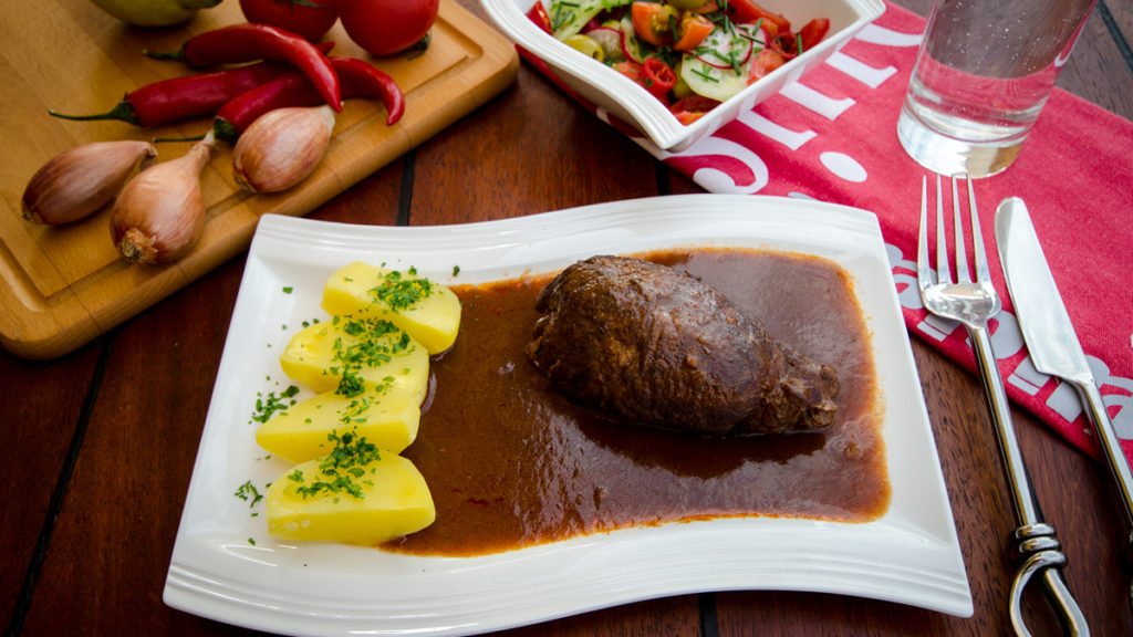Rinder-Roulade in Rotweinsoße mit Petersilienkartoffeln | Cook4Me Rezepte