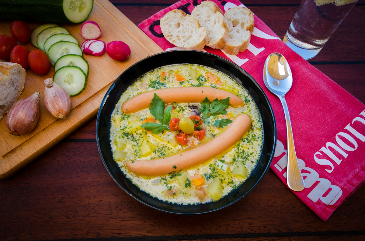 Kartoffelsuppe mit Bauchspeck und Würstchen